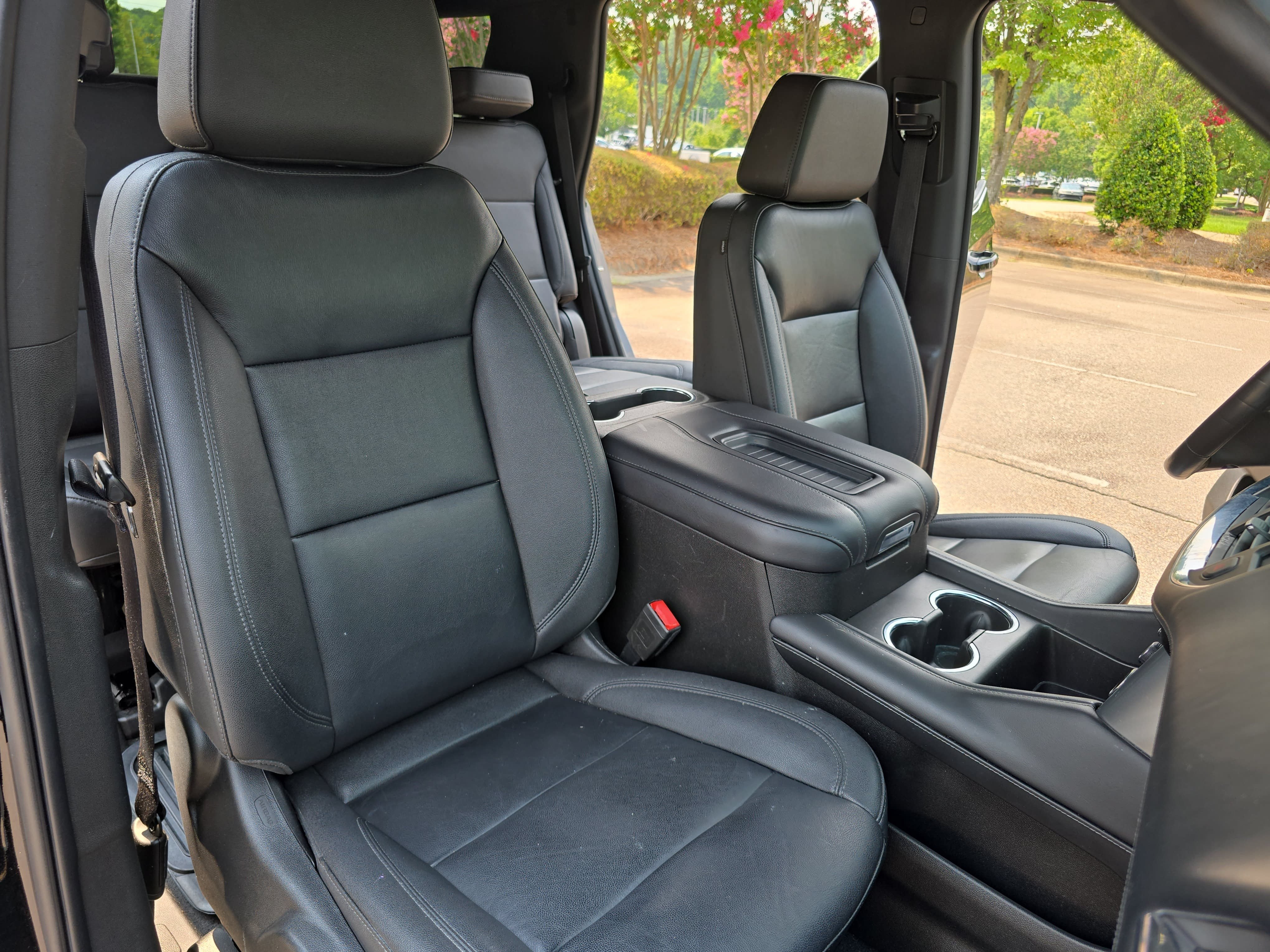 Used 2022 Chevrolet Tahoe Z71 w/ Luxury Package AWD/4WD image 10