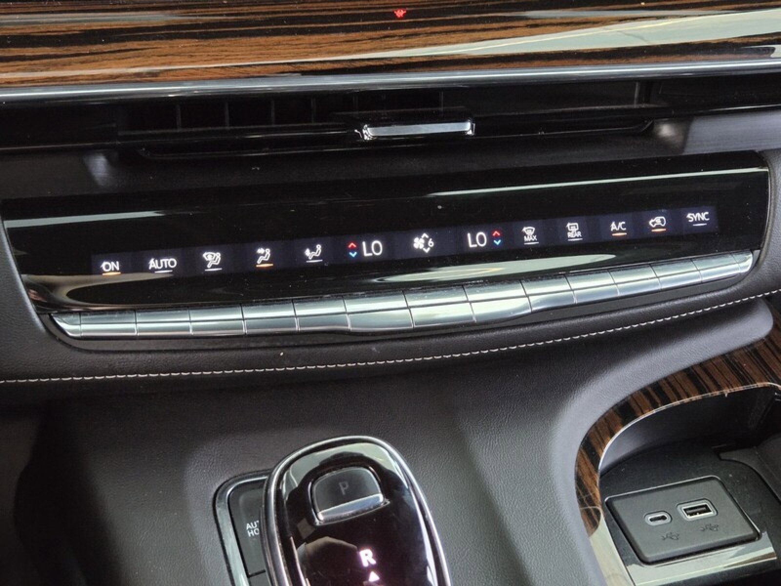 Used 2022 Cadillac Escalade Premium Luxury AWD/4WD image 35