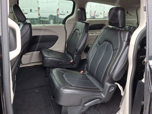Used 2024 Chrysler Pacifica Touring-L image 8