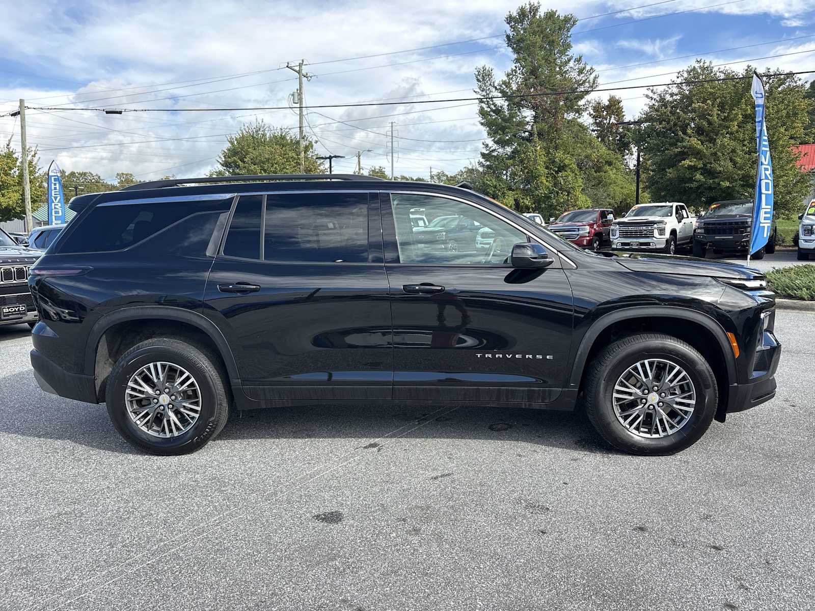 Used 2025 Chevrolet Traverse LT AWD/4WD image 5