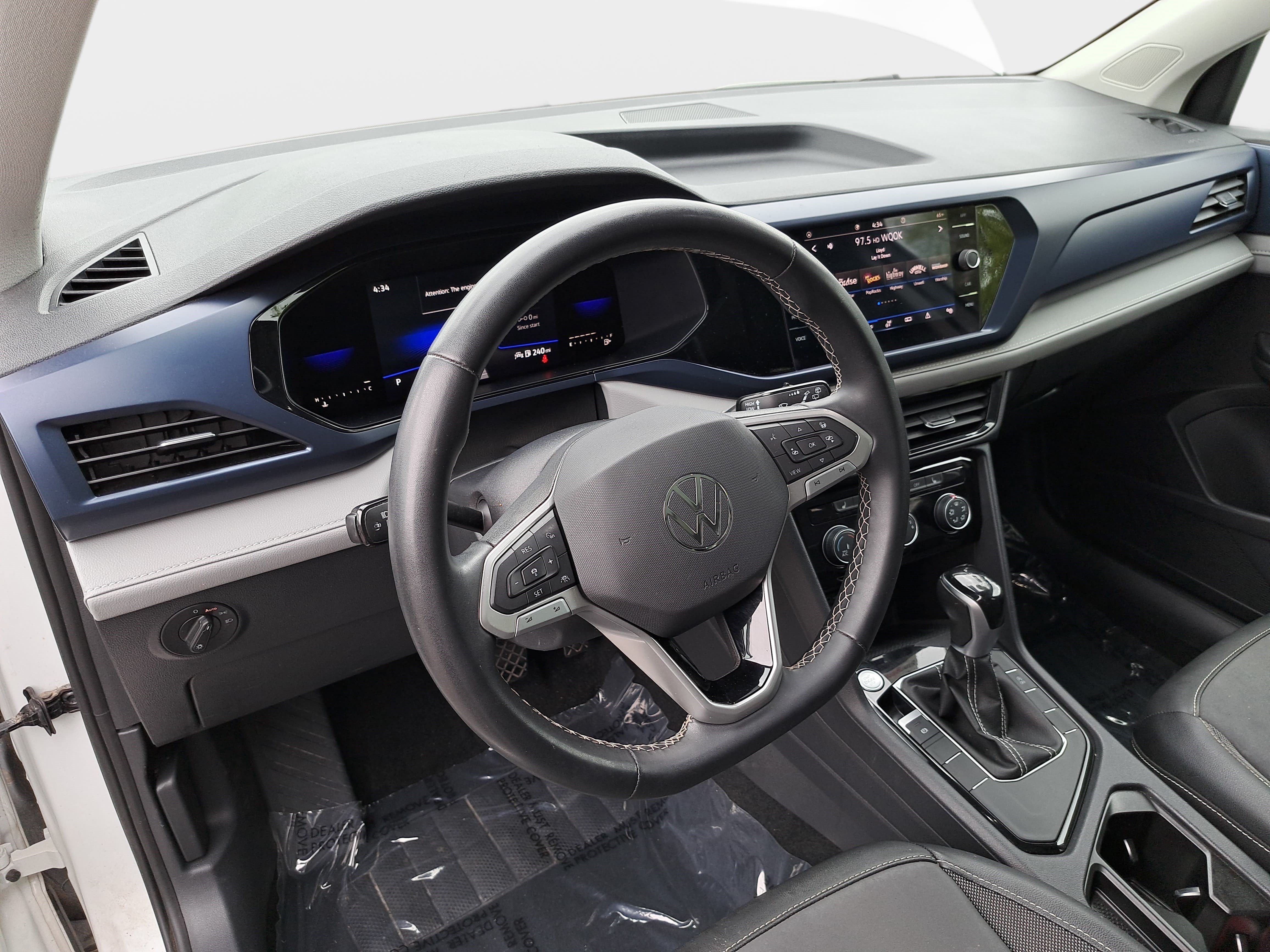 Used 2023 Volkswagen Taos SE w/ Panoramic Sunroof Package FWD image 15