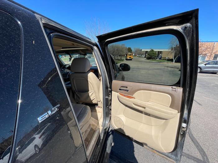 Used 2007 GMC Yukon XL SLT w/ SLT Preferred Equipment Group AWD/4WD image 28
