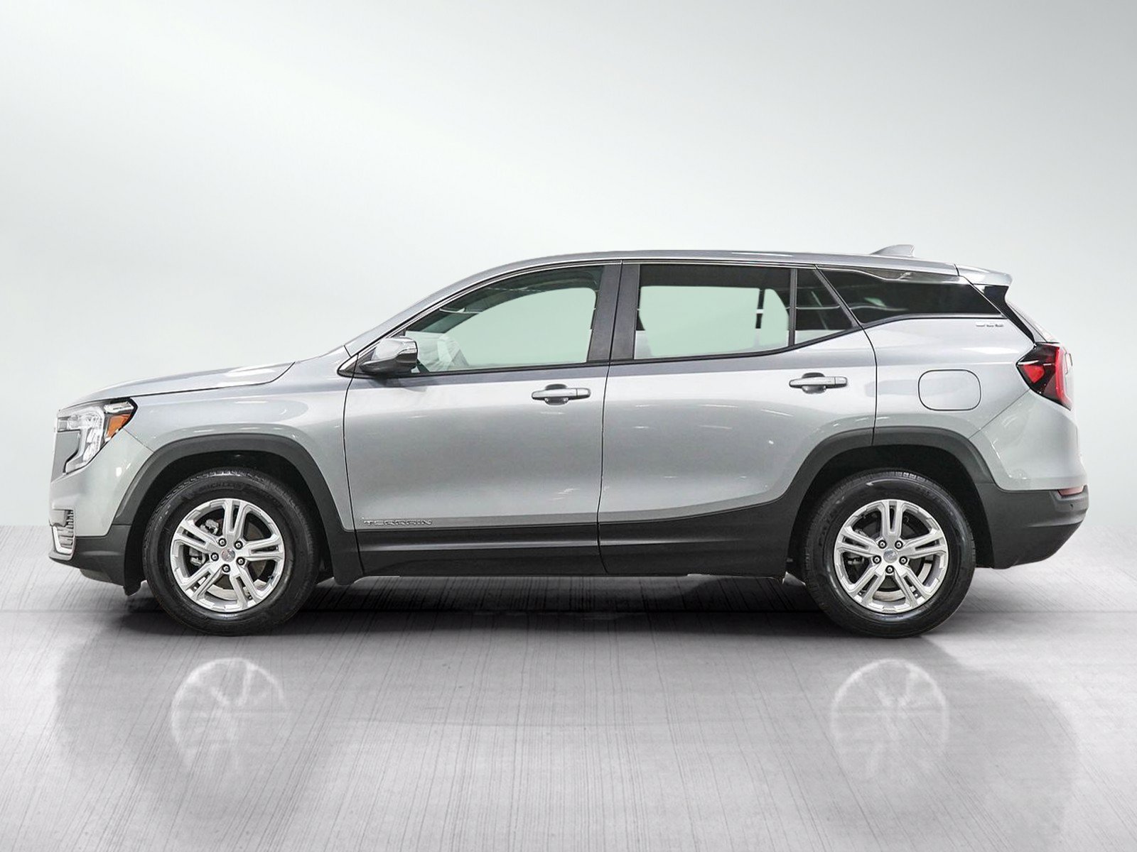 Used 2024 GMC Terrain SLE FWD image 2