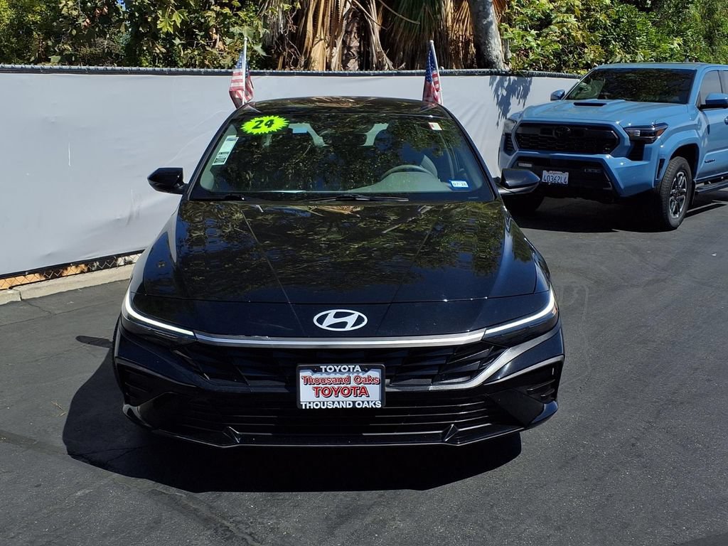 Used 2024 Hyundai Elantra SE FWD image 2