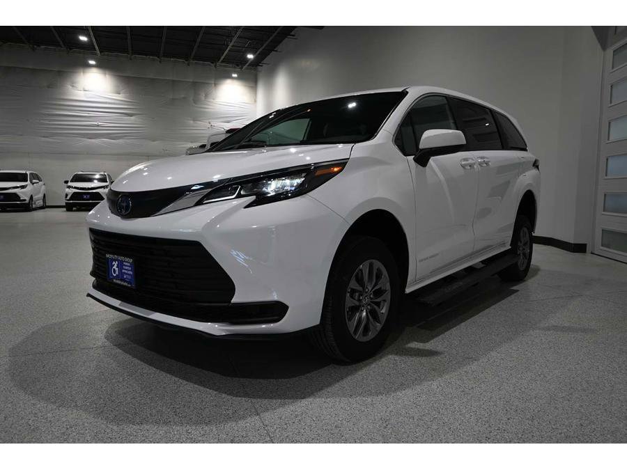 New 2025 Toyota Sienna LE image 10