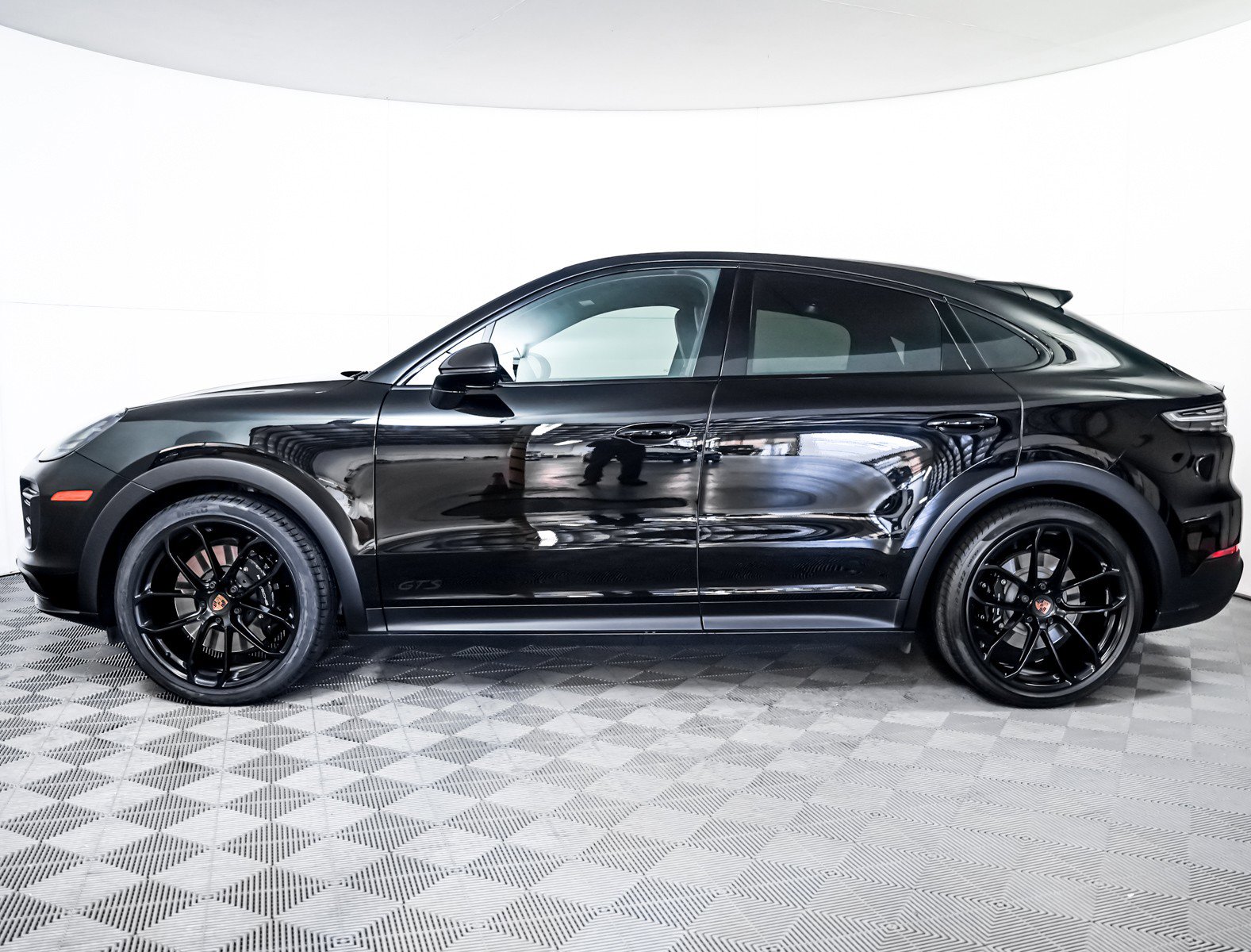 Certified 2023 Porsche Cayenne GTS image 2