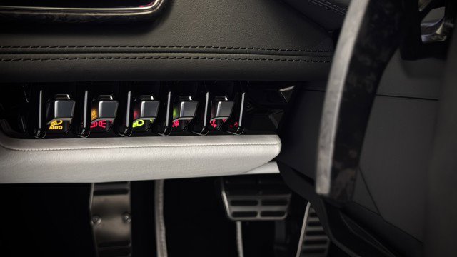 Used 2021 Lamborghini Huracan EVO RWD image 13