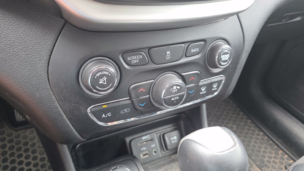 Used 2014 Jeep Cherokee Trailhawk w/ Comfort/Convenience Group AWD/4WD image 21