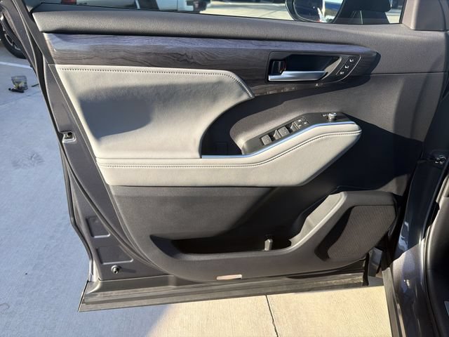 Certified 2025 Toyota Highlander Limited FWD image 9