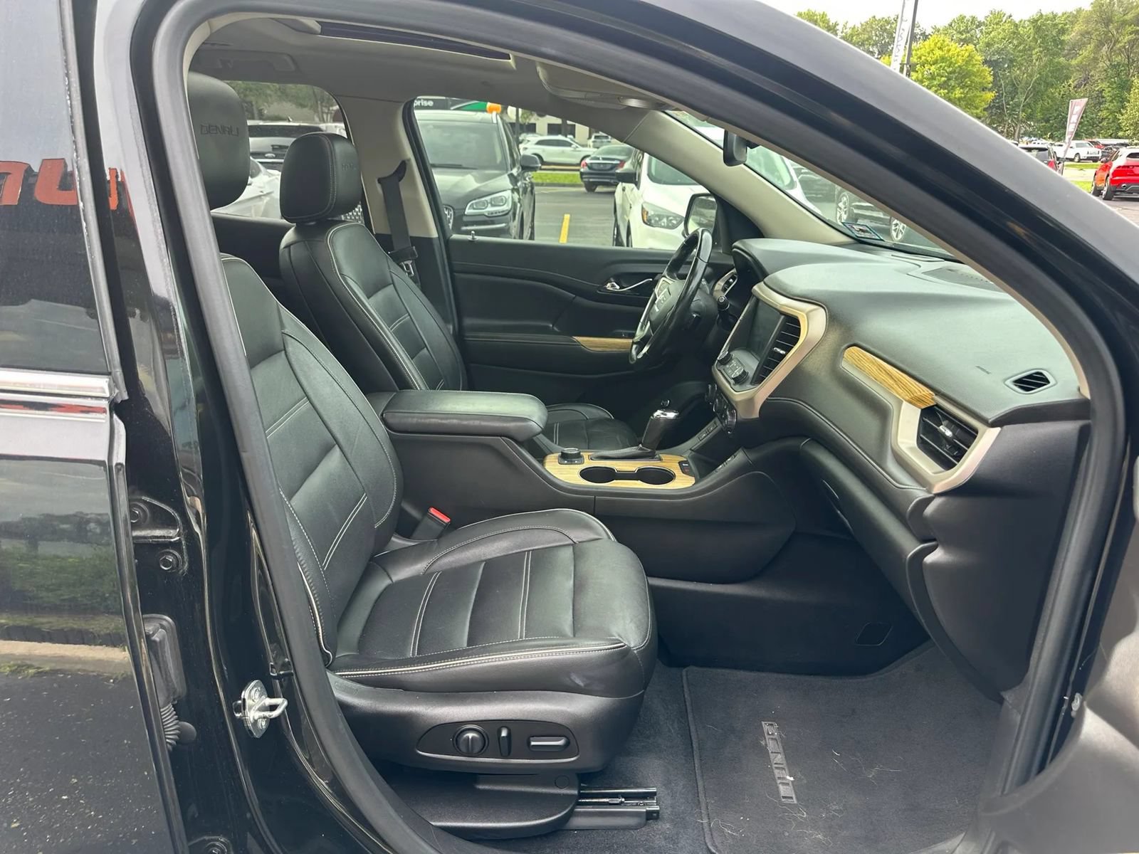Used 2019 GMC Acadia Denali w/ Technology Package FWD image 16