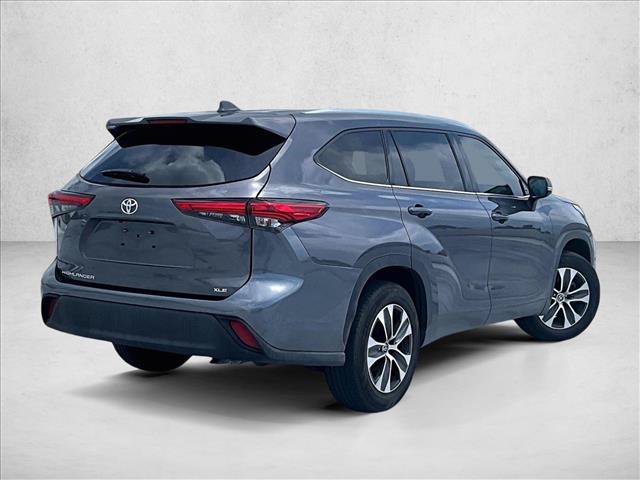 Used 2021 Toyota Highlander XLE FWD image 2