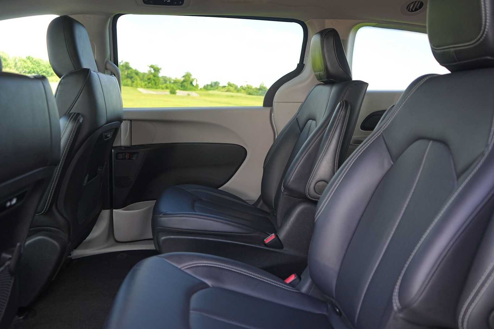 Used 2024 Chrysler Pacifica Limited FWD image 14