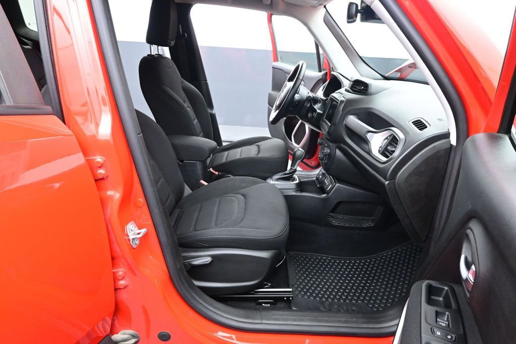 Used 2020 Jeep Renegade Latitude w/ Cold Weather Group AWD/4WD image 18