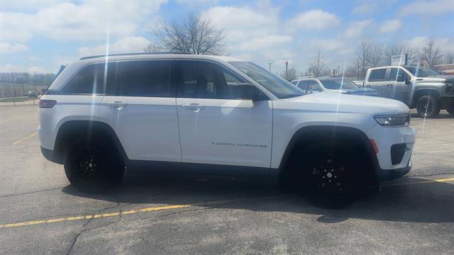 Used 2023 Jeep Grand Cherokee Laredo w/ Trailer Tow Prep Group (B) AWD/4WD image 9