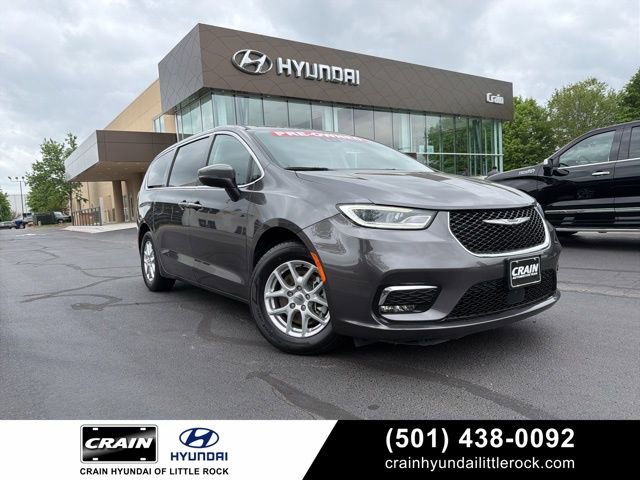 Used 2023 Chrysler Pacifica Touring-L image 1