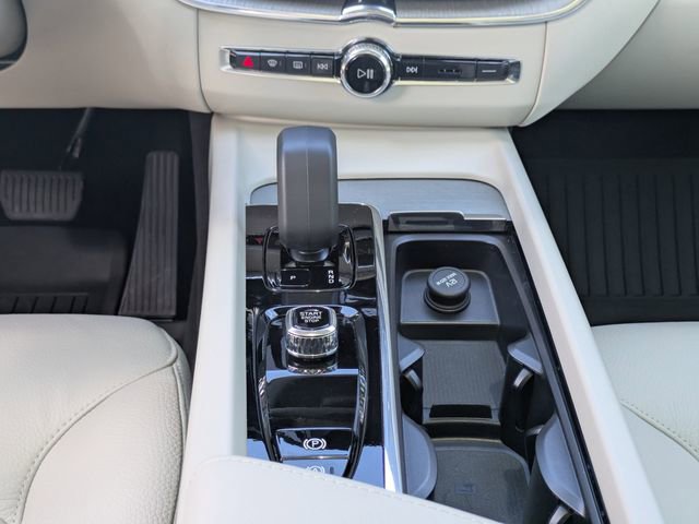 Used 2024 Volvo XC60 B5 Plus w/ Protection Package Premier image 21