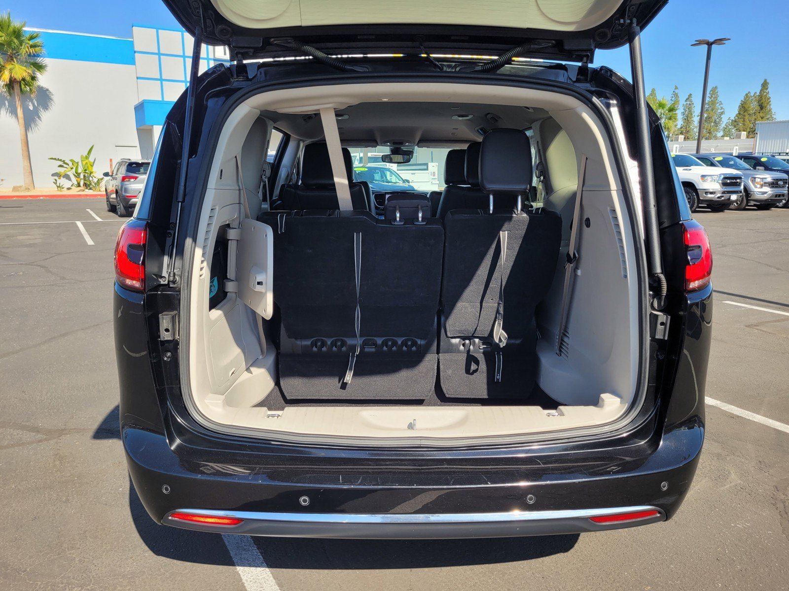 Used 2024 Chrysler Pacifica Limited FWD image 28