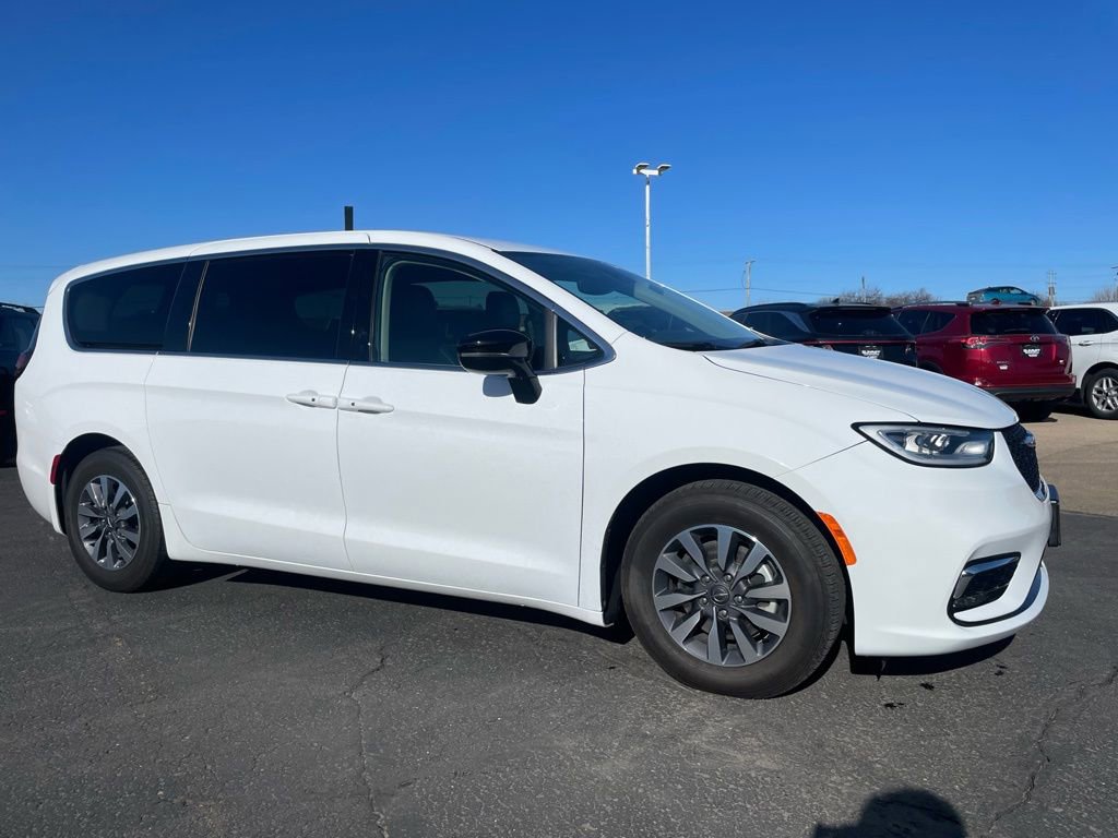 Used 2024 Chrysler Pacifica Select image 2