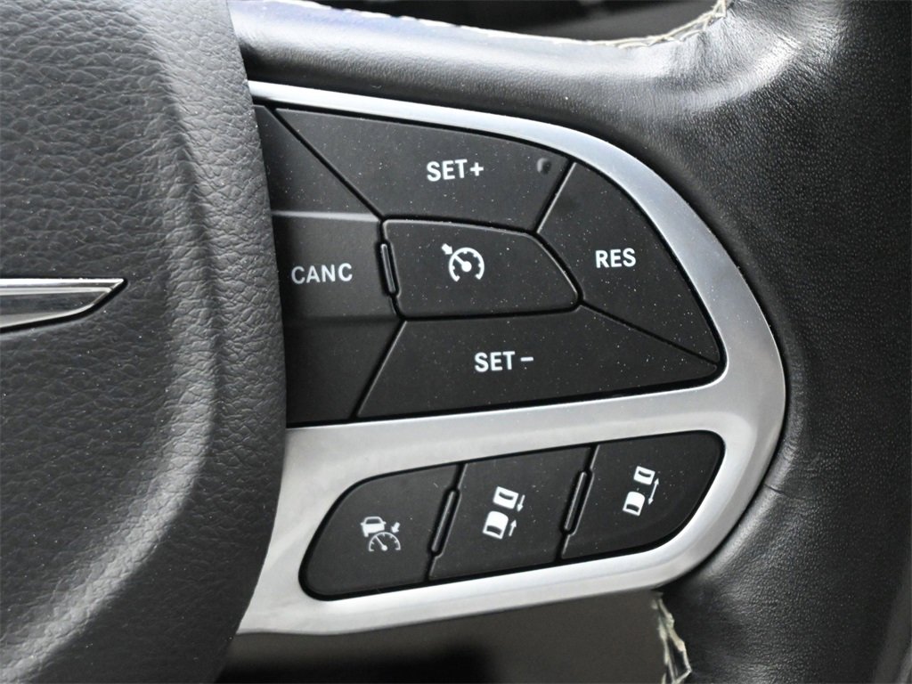 Used 2021 Chrysler Pacifica Touring-L image 8