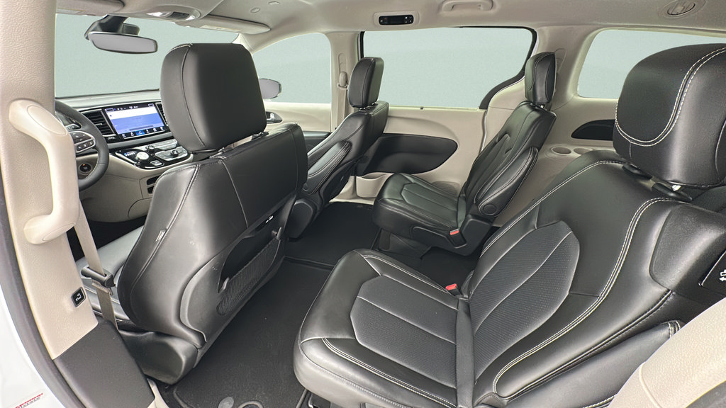 Used 2024 Chrysler Pacifica Touring-L FWD image 10