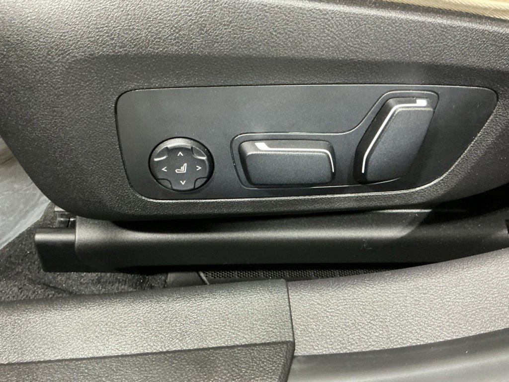 Used 2025 BMW 330i Sedan w/ Convenience Package image 30