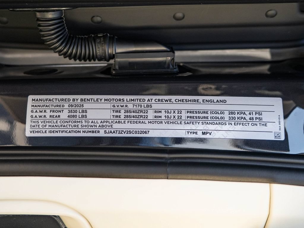 Used 2025 Bentley Bentayga AWD/4WD image 43
