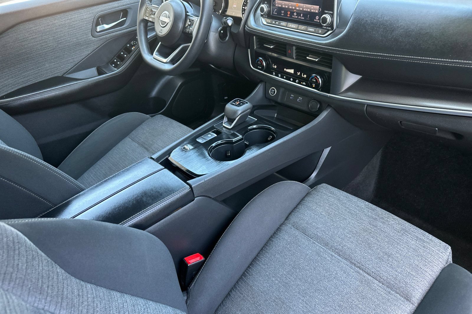 Used 2023 Nissan Rogue SV FWD image 14