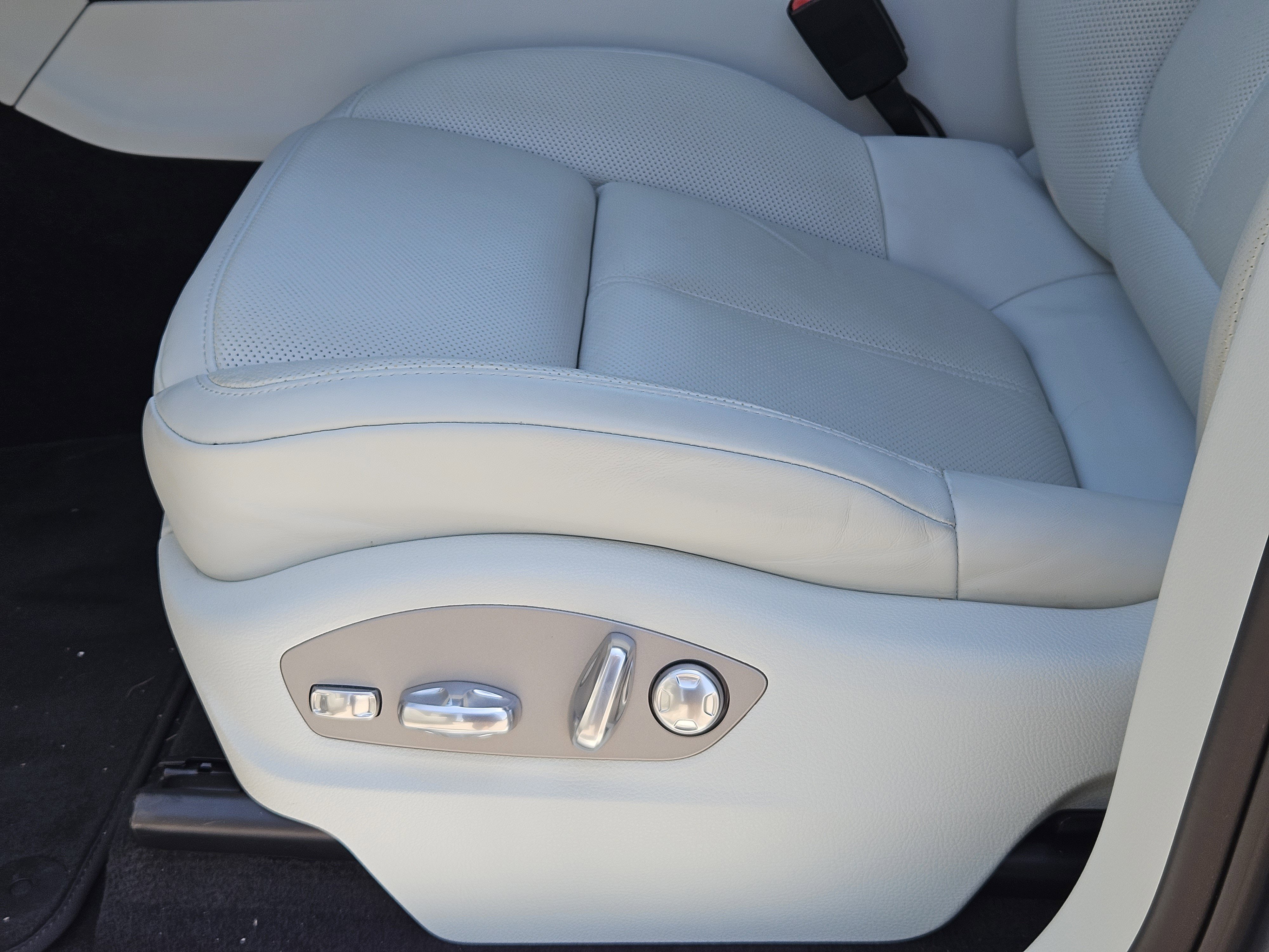 Certified 2024 Porsche Macan S AWD/4WD image 23