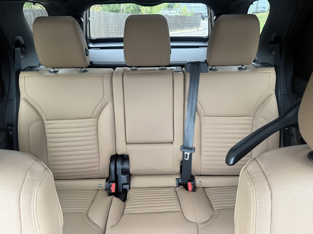 New 2025 Land Rover Discovery Dynamic SE image 32