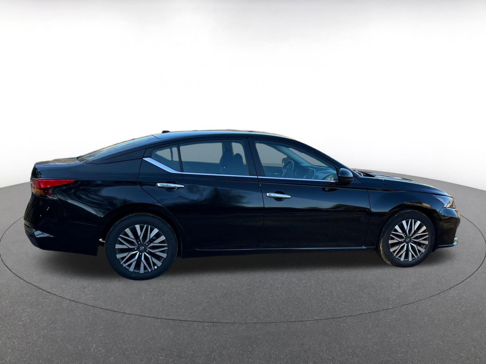 Used 2025 Nissan Altima 2.5 SV image 16