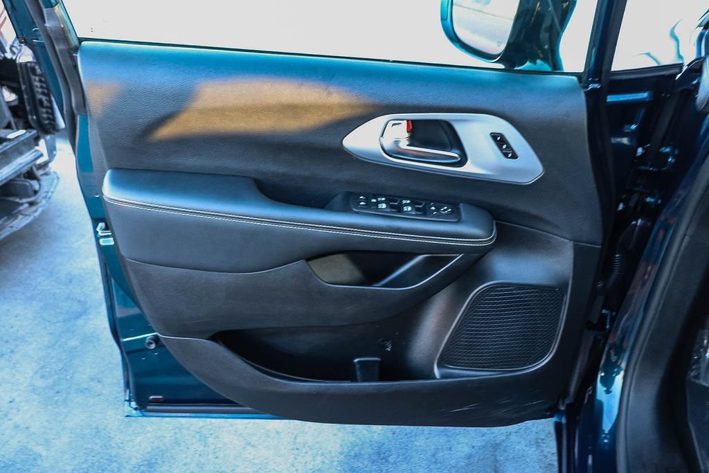 Used 2025 Chrysler Pacifica Limited FWD image 25