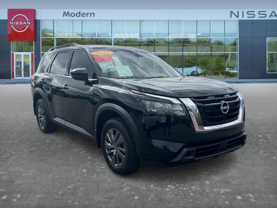 Certified 2025 Nissan Pathfinder SV image 3