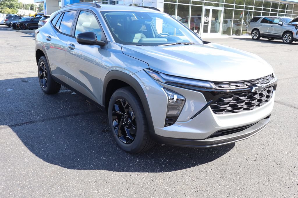New 2026 Chevrolet Trax LT w/ Midnight Edition FWD image 2