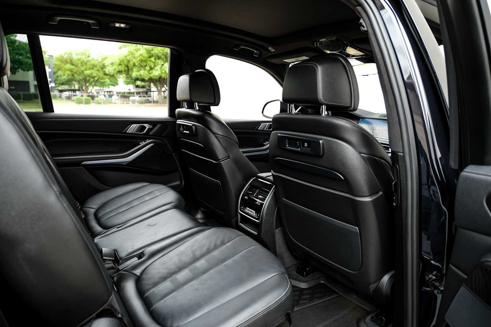 Used 2022 BMW X7 xDrive40i w/ M Sport Package image 41