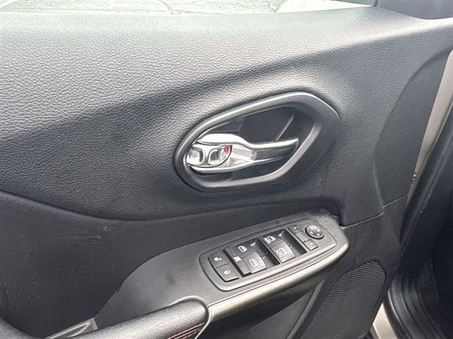 Used 2020 Jeep Cherokee Trailhawk image 22