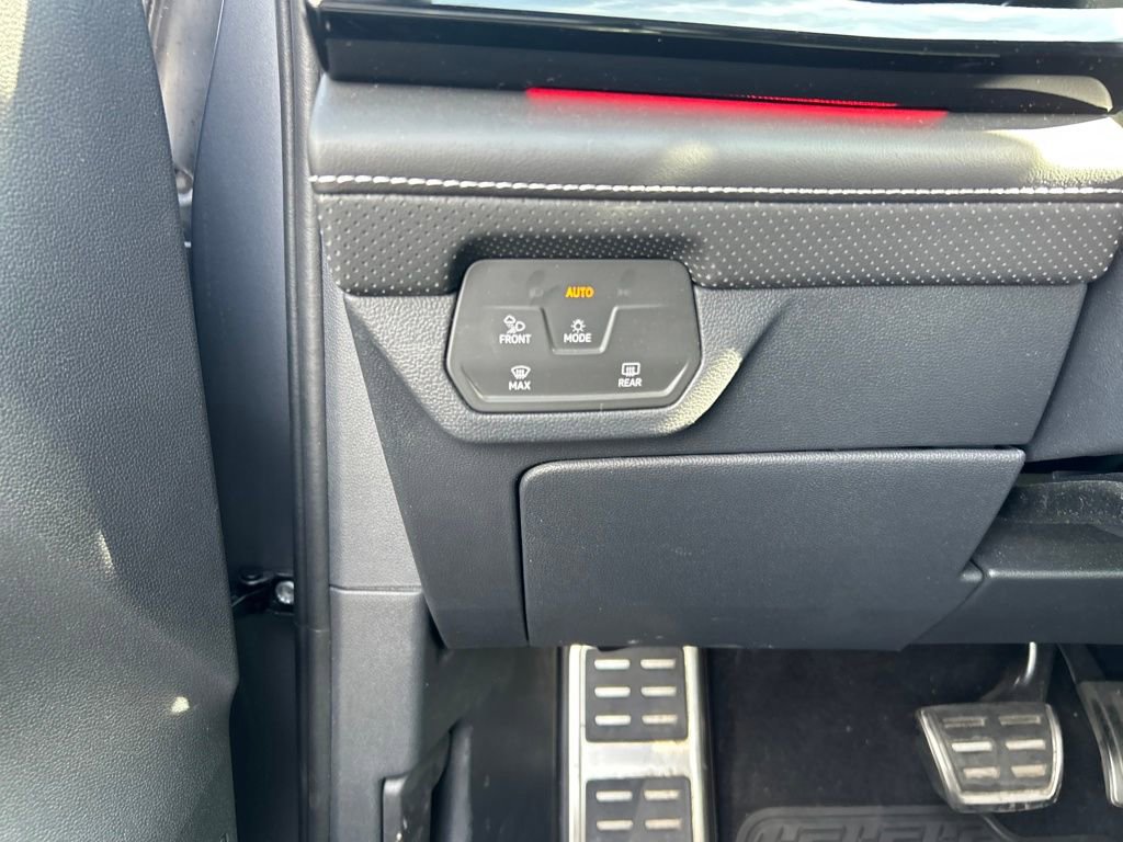 Used 2025 Volkswagen Atlas Cross Sport SEL R-Line image 15