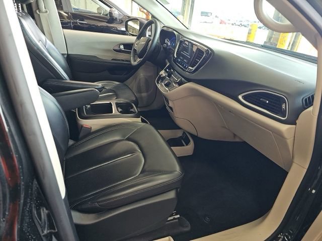 Used 2023 Chrysler Pacifica Touring-L FWD image 10