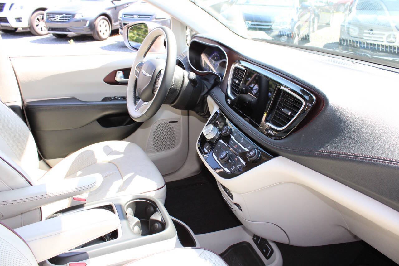 Used 2017 Chrysler Pacifica Limited FWD image 12