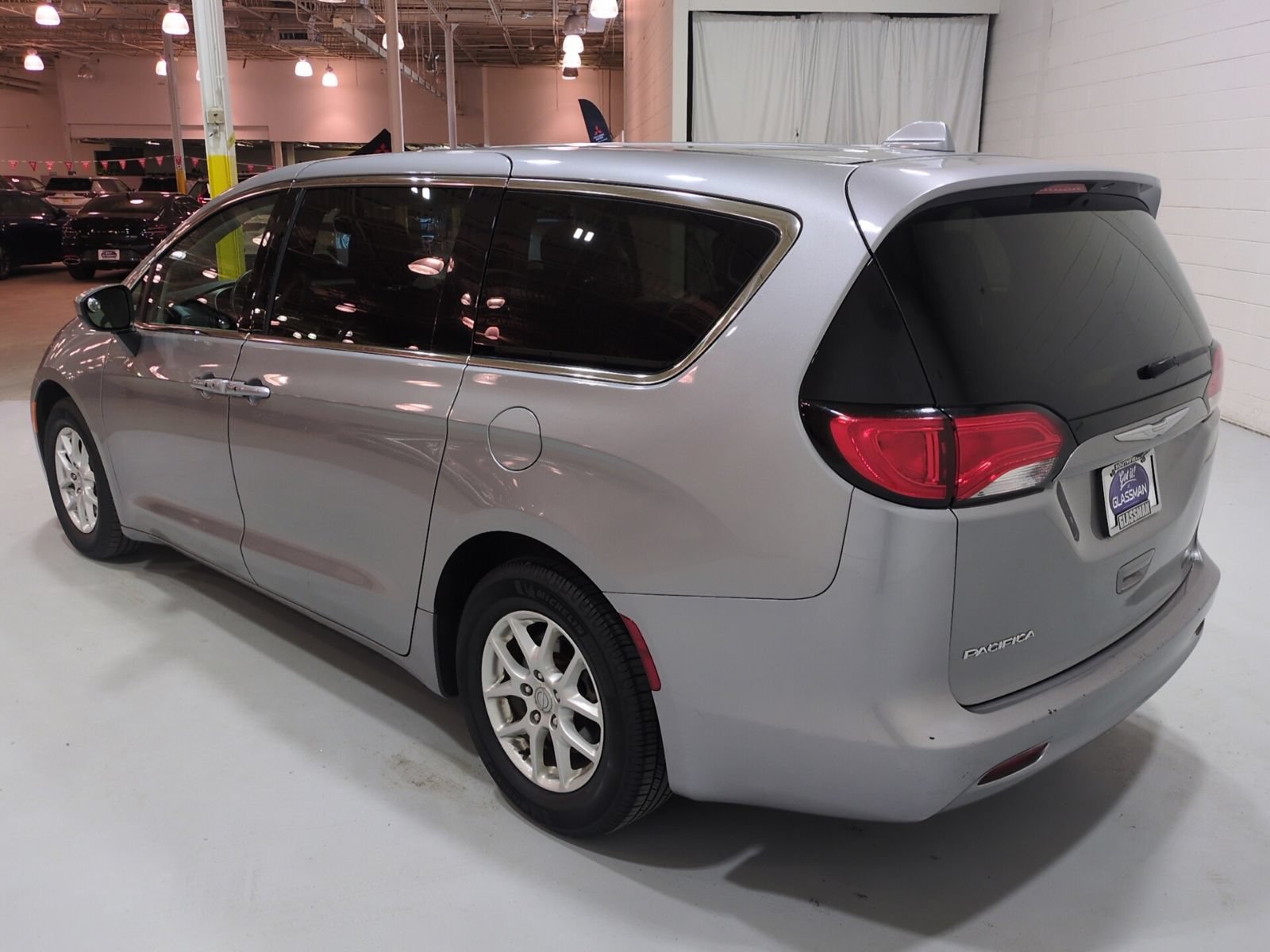 Used 2017 Chrysler Pacifica Touring FWD image 5