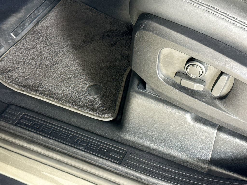 Used 2025 Land Rover Defender 110 X-Dynamic SE AWD/4WD image 18