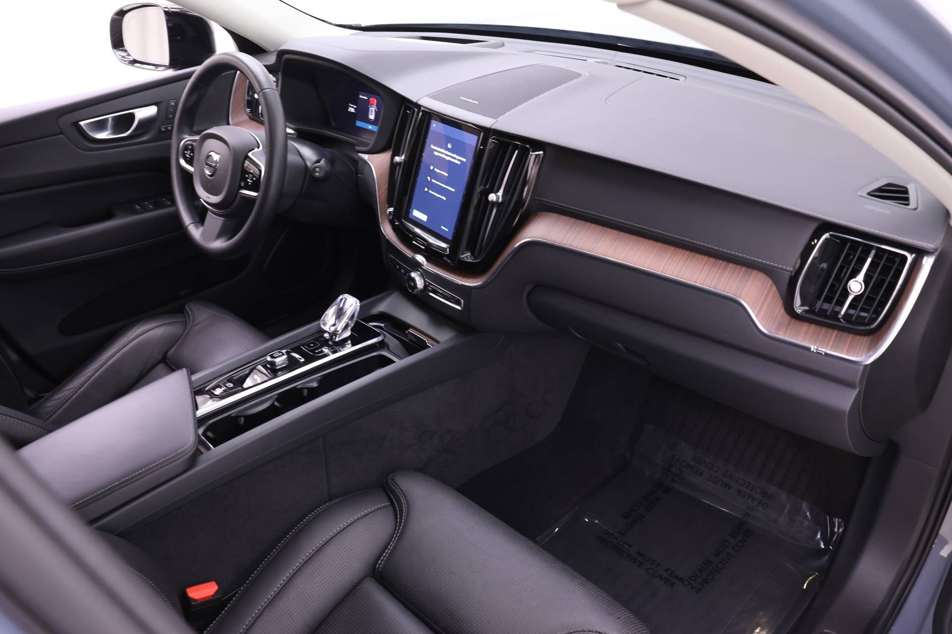 Certified 2024 Volvo XC60 B5 Ultimate w/ Protection Package Premier image 22