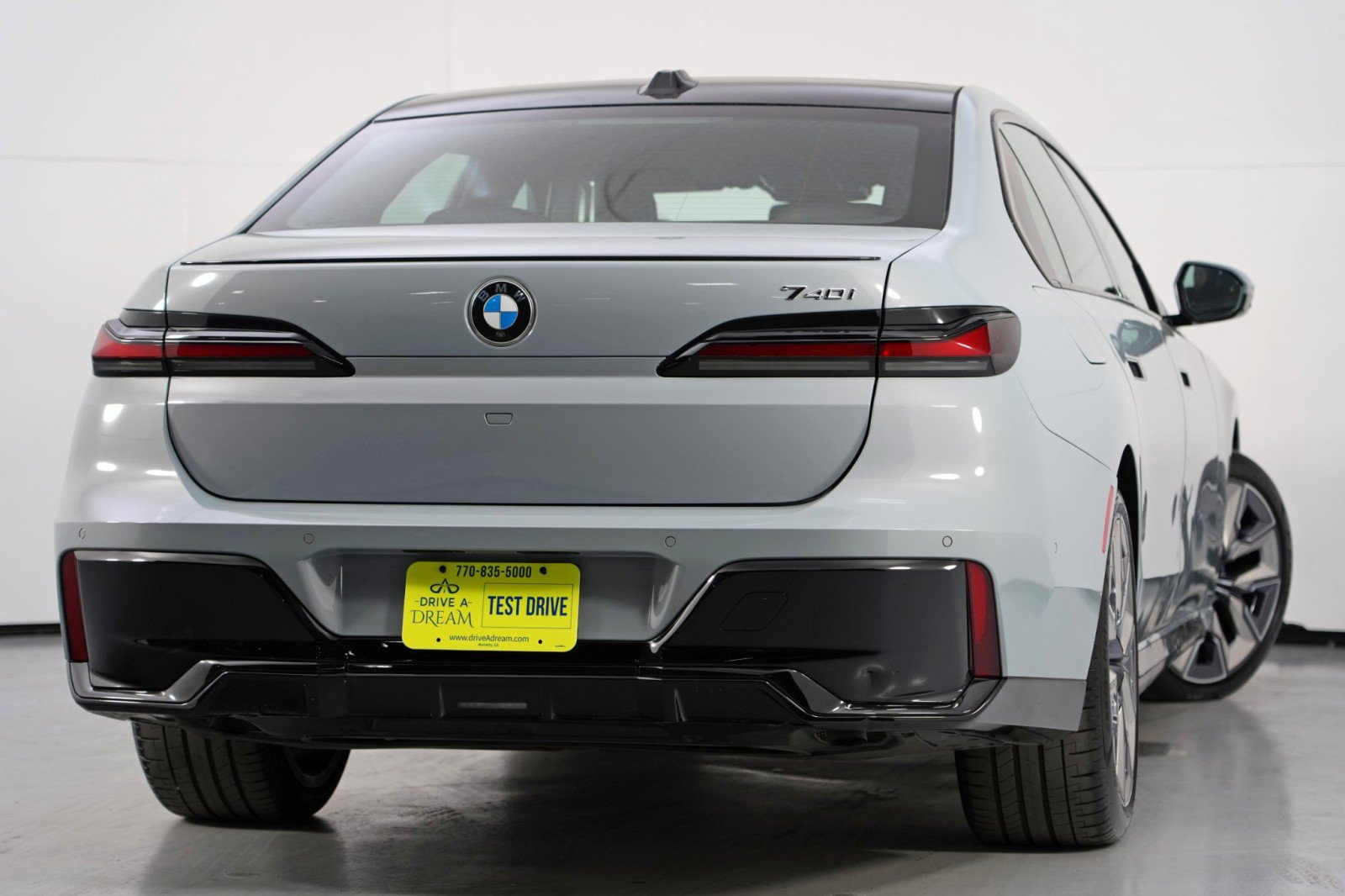 Used 2024 BMW 740i w/ Premium Package 2 RWD image 5