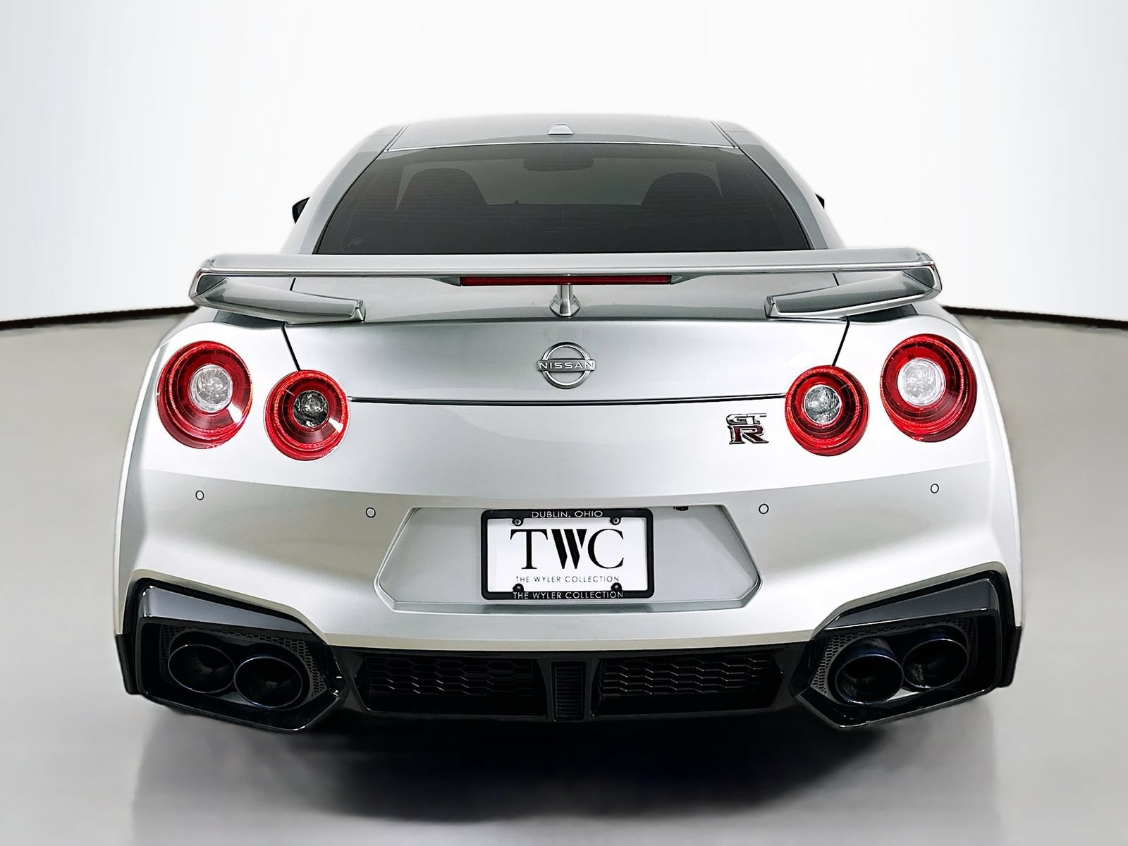 Used 2024 Nissan GT-R Premium w/ Premium Interior Package AWD/4WD image 6