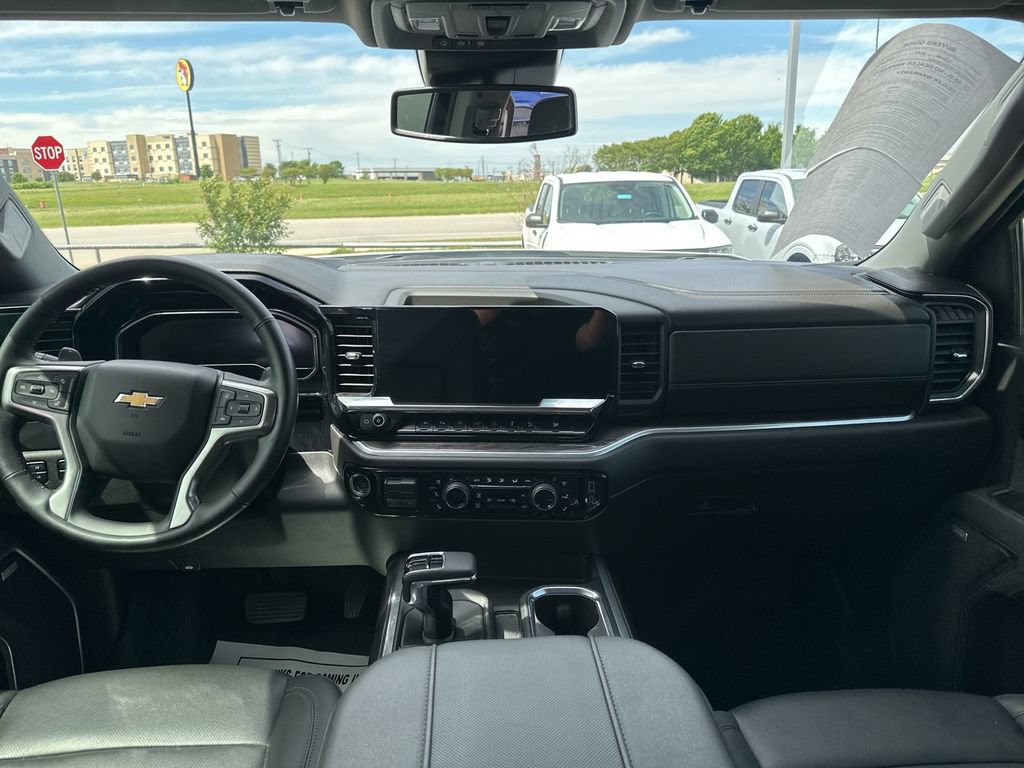 Used 2025 Chevrolet Silverado 1500 LTZ AWD/4WD image 16