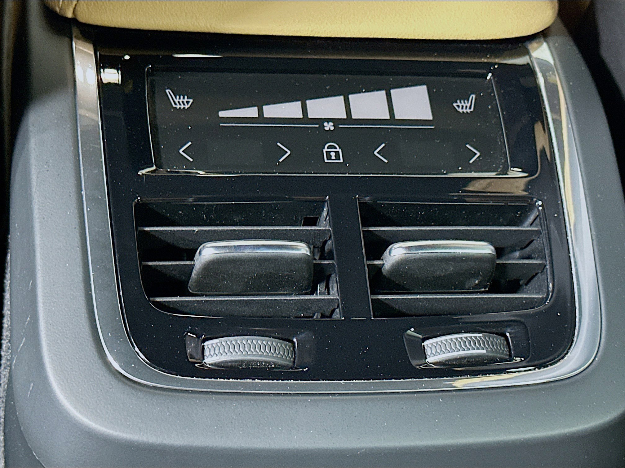 Used 2023 Volvo XC60 B5 Ultimate w/ Climate Package image 28