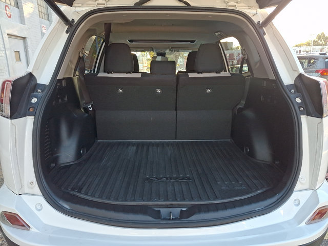 Used 2018 Toyota RAV4 XLE AWD/4WD image 28