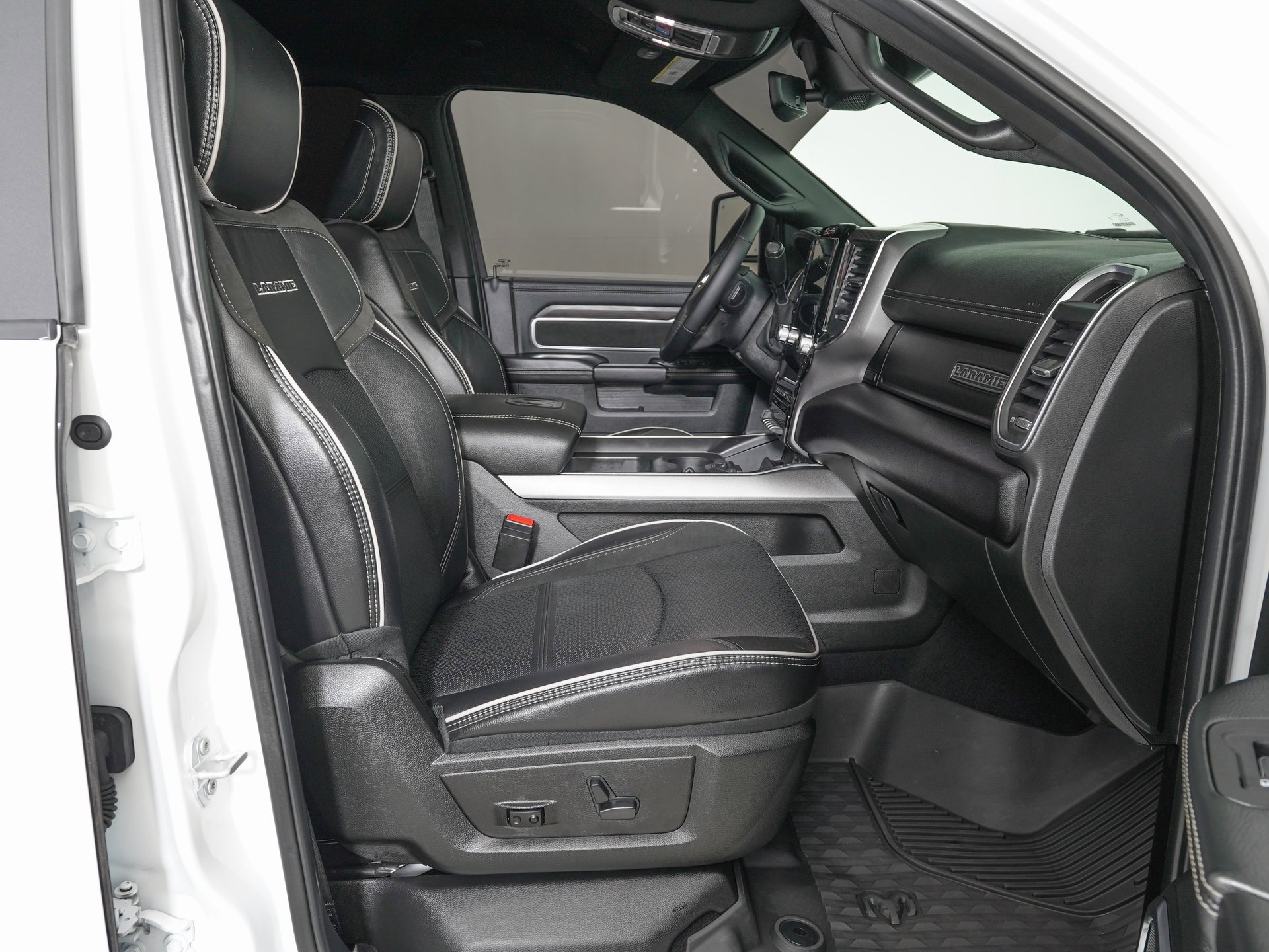 Used 2025 RAM 3500 Laramie w/ Sport Appearance Package image 10