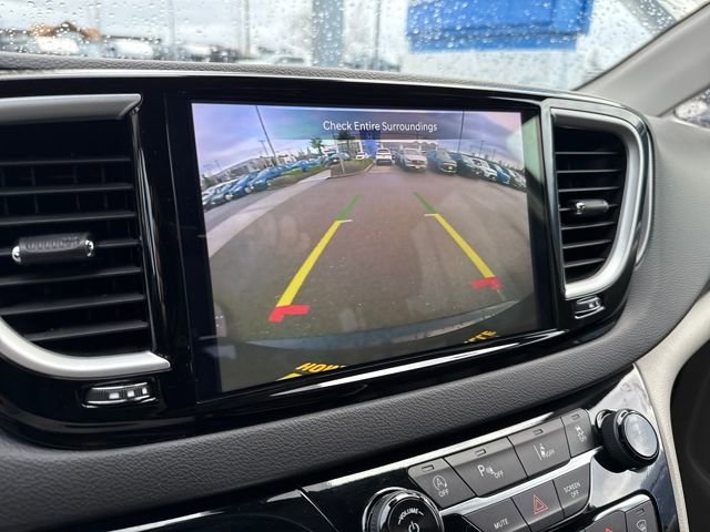 Used 2024 Chrysler Pacifica Touring-L image 25