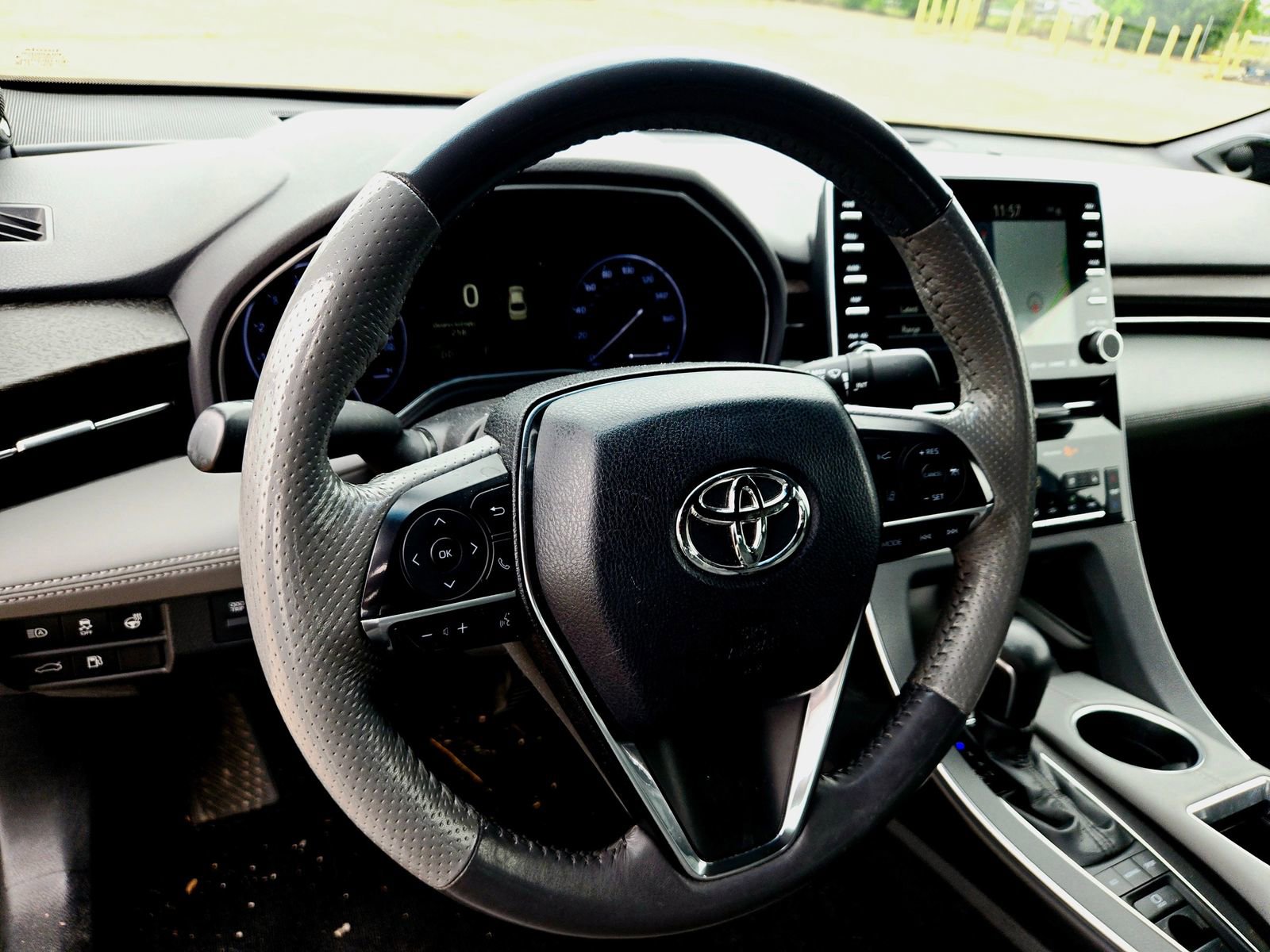 Used 2019 Toyota Avalon Limited FWD image 9