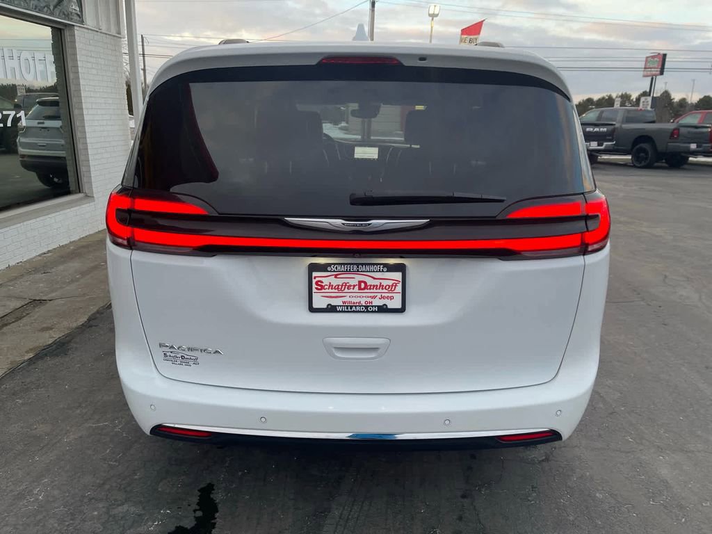 Used 2022 Chrysler Pacifica Touring-L FWD image 4